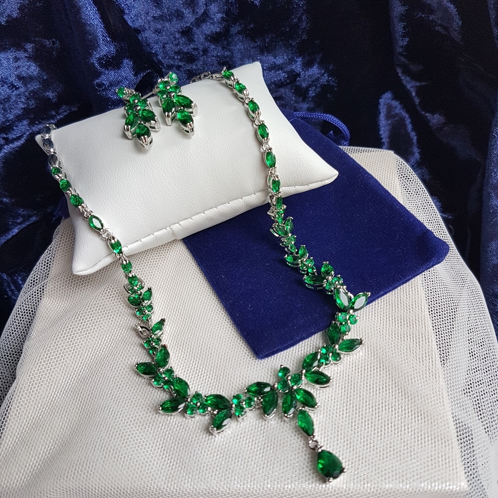 Swarovski Elements Emerald Green Marquis Teardrop Leaf Necklace & Earrings SET